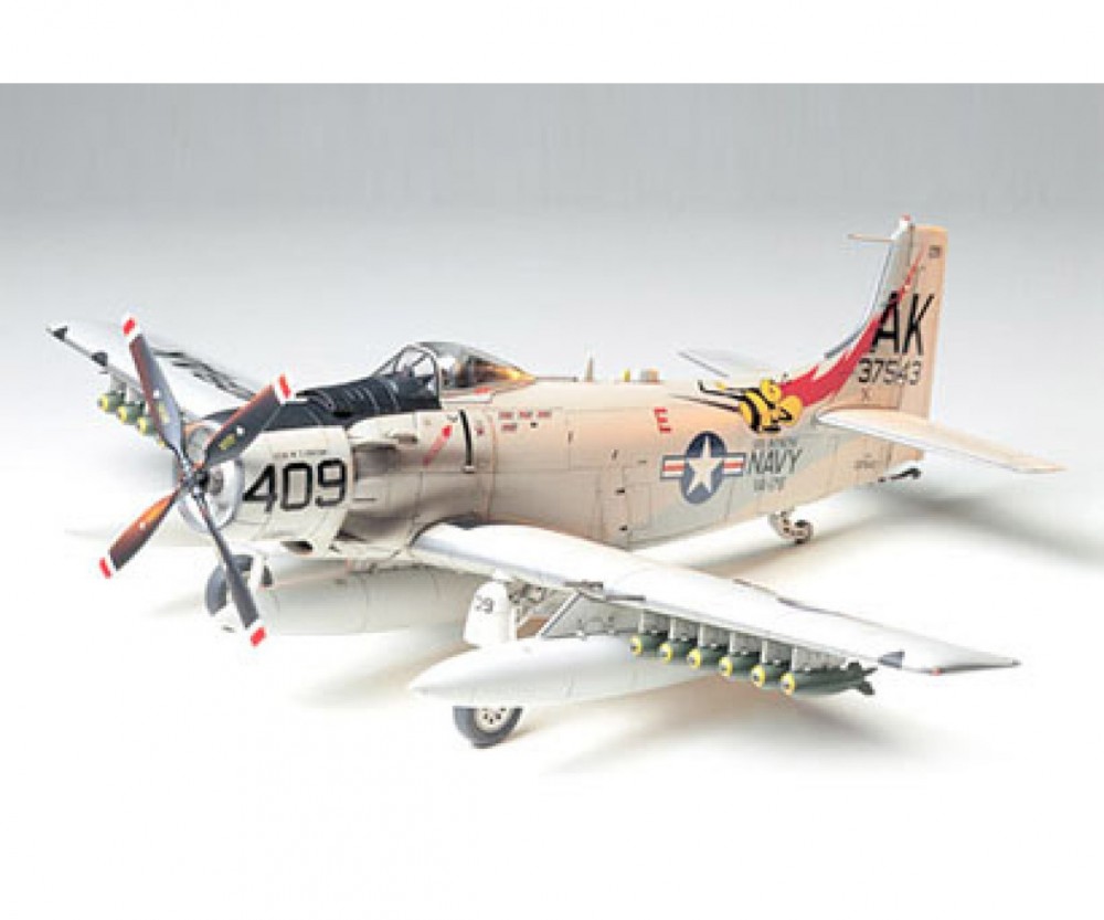 TAMIYA - A-1H SKYRAIDER USN  TAM61058 - 1/48